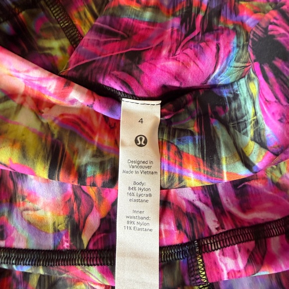 BASE PACE HIGH-RISE RUNNING TIGHT 25", size 4
Hyper Flow Pink Multi - Picture 2 of 5